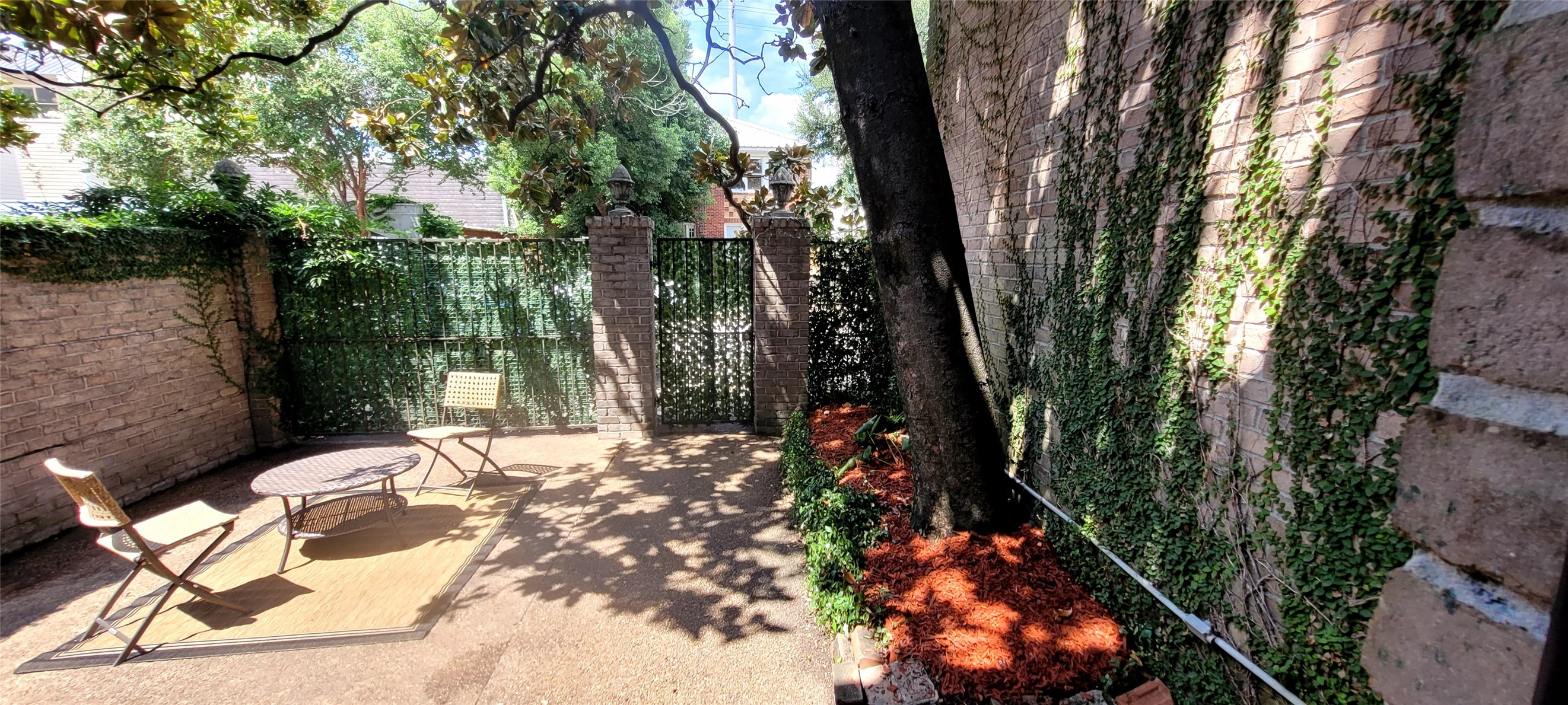 1111 Autrey Street, Unit 5 Houston, TX 77006 - Photo 19 of 33 Unit 1113 - Private Front Patio