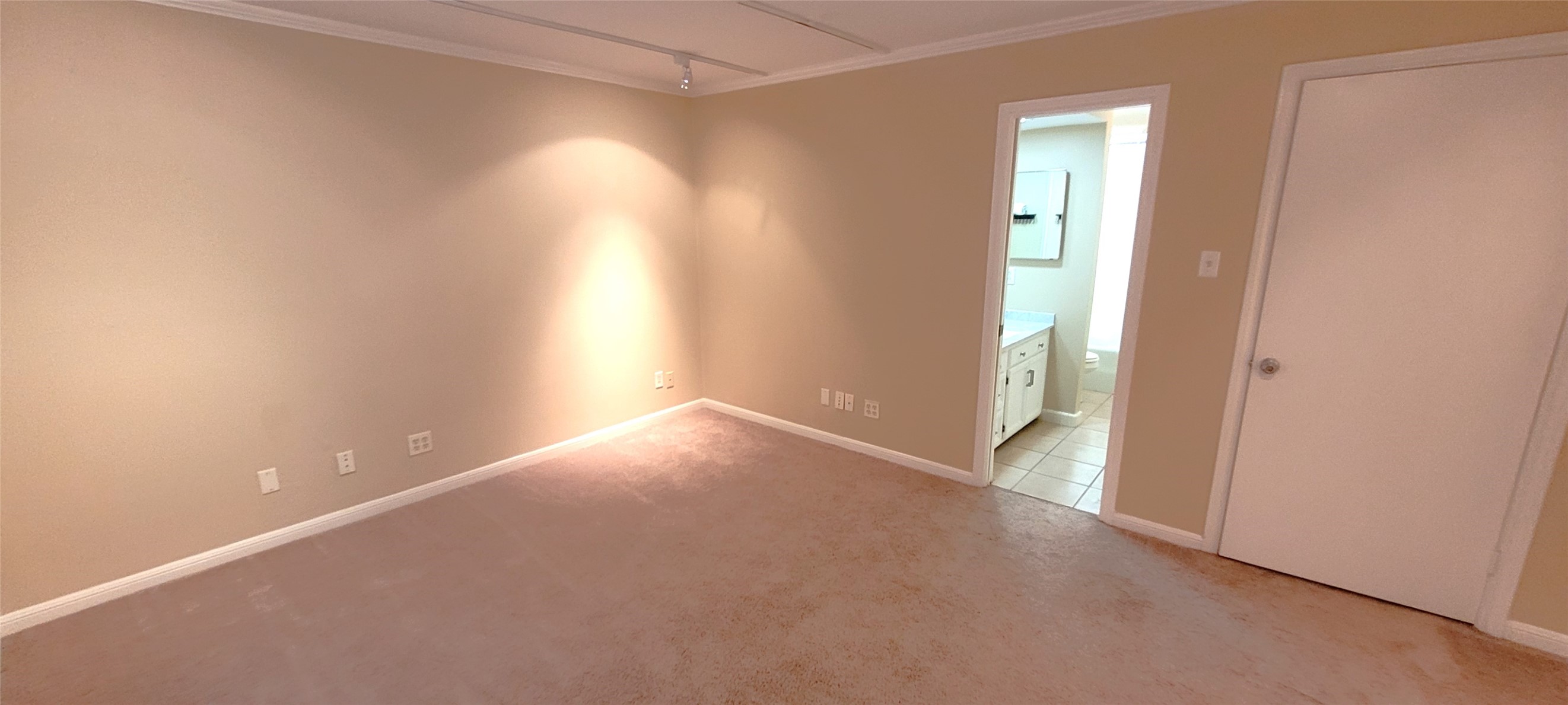 1111 Autrey Street, Unit 5 Houston, TX 77006 - Photo 27 of 33 an empty room with windows and closet