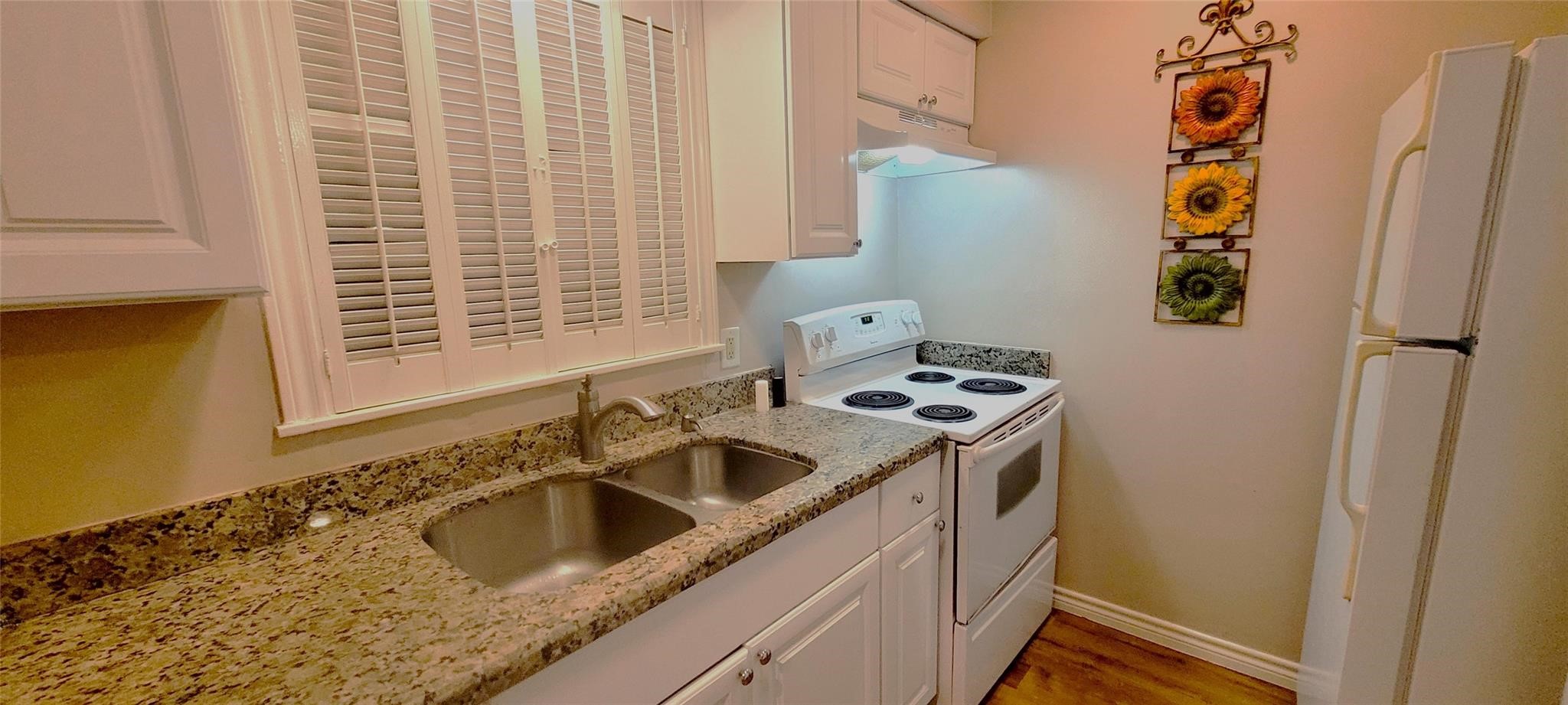 1111 Autrey Street, Unit 5 Houston, TX 77006 - Photo 9 of 33 a kitchen with a sink stove and refrigerator