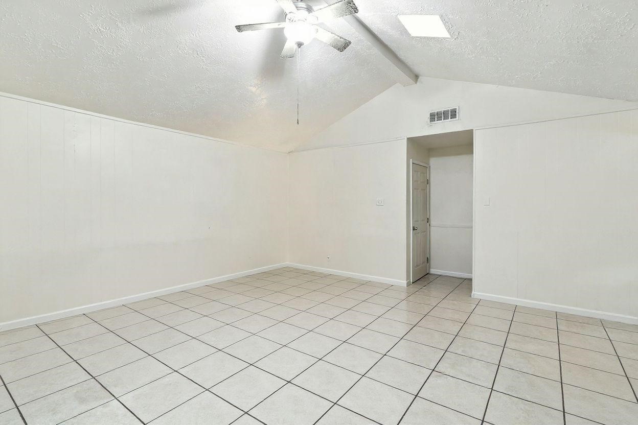 15222 East Hutchinson Circle Houston, TX 77071 - Photo 4 of 17