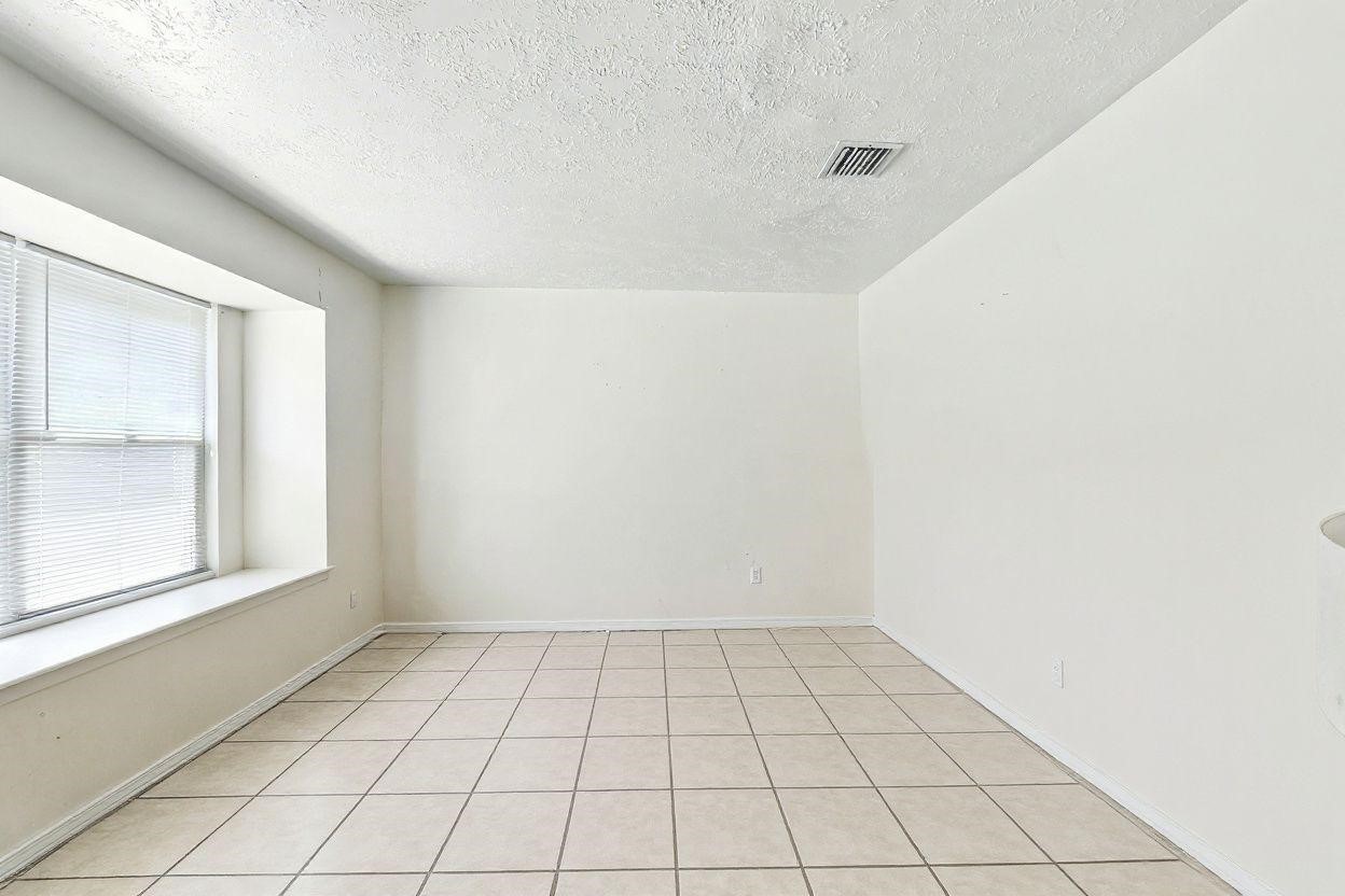 15222 East Hutchinson Circle Houston, TX 77071 - Photo 5 of 17