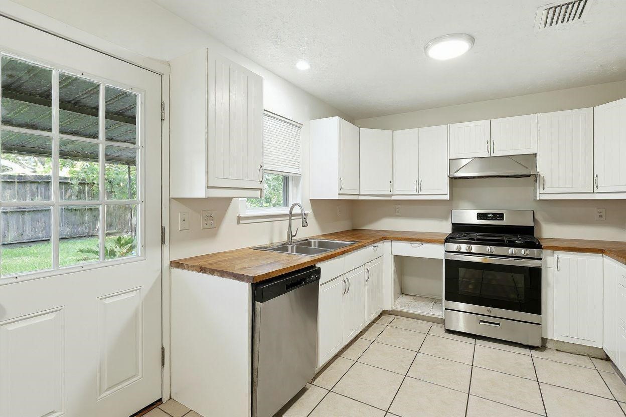 15222 East Hutchinson Circle Houston, TX 77071 - Photo 6 of 17