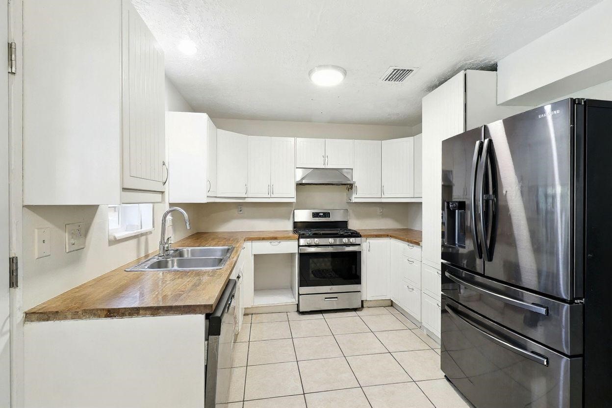 15222 East Hutchinson Circle Houston, TX 77071 - Photo 7 of 17