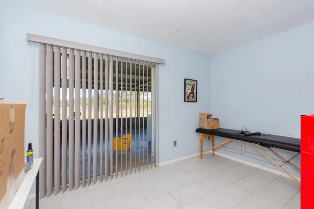a view of livingroom with furniture