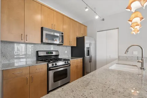 $439,900 | 330 West Grand Avenue, Unit 1707, Chicago, IL 60654