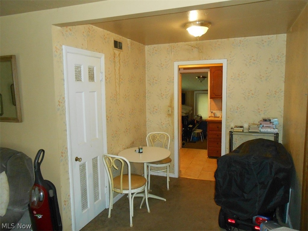 2015 North Green Road Cleveland, OH 44121 - Photo 15 of 21