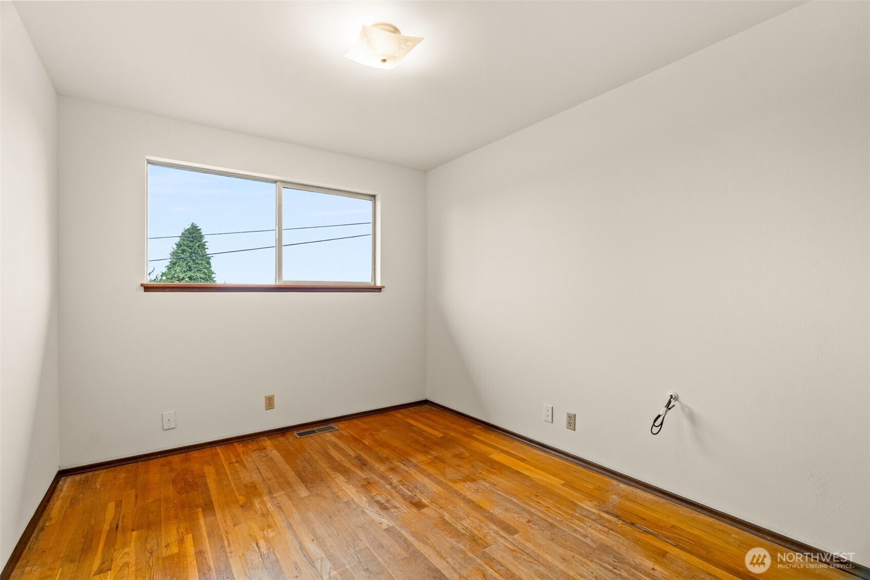 22039 98th Place West Edmonds, WA 98020 - Photo 19 of 32 an empty room with a window