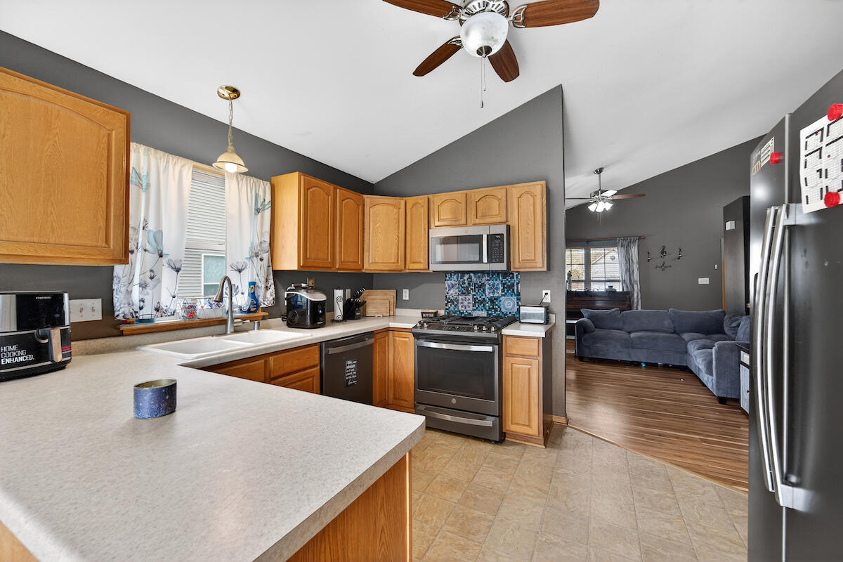 3929 Scenic Way Caledonia, WI 53126 - Photo 4 of 19 Kitchen