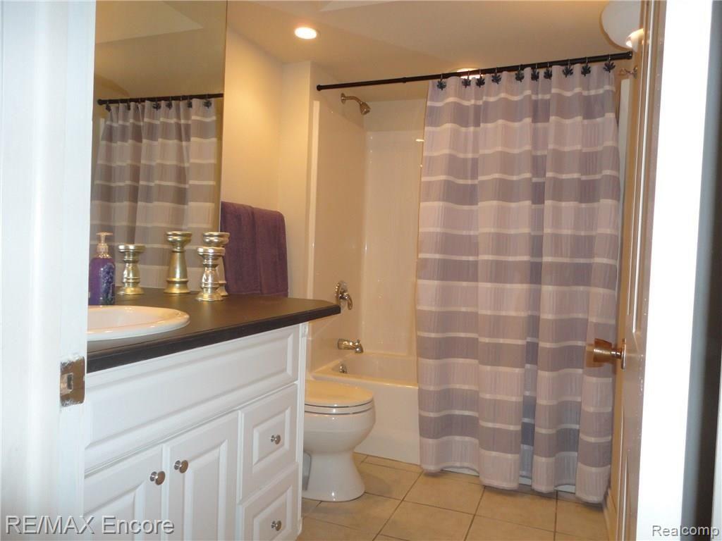 6435 Lahring Road Holly, MI 48442 - Photo 27 of 53 Bath in LL.jpg