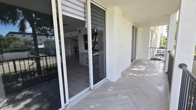 a view of entryway of a house