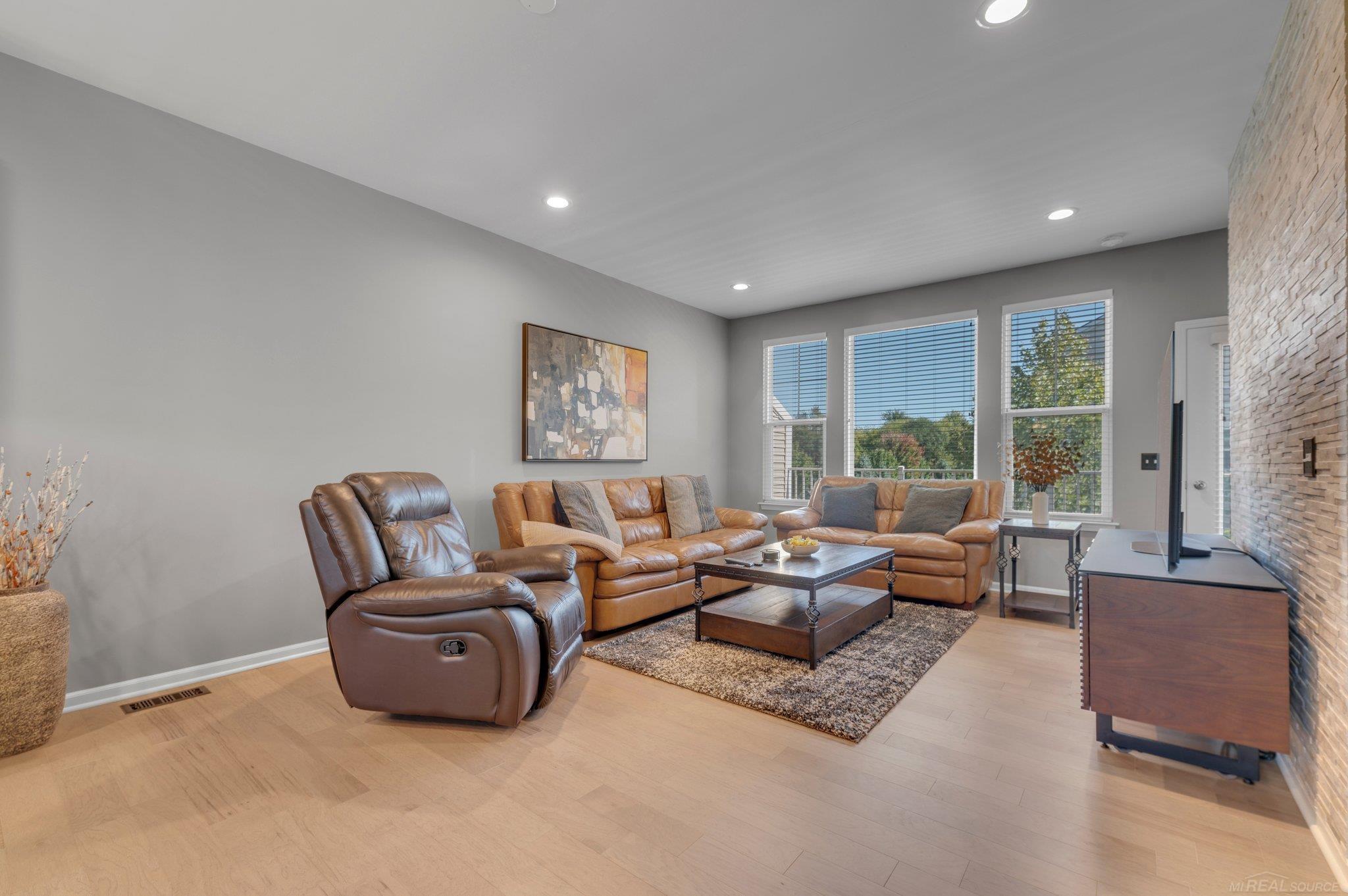 474 North Wixom Road Wixom, MI 48393 - Photo 9 of 29 50157823-1350ad67-5477-4a0c-96a2-cb7b4475dbd9.JPG