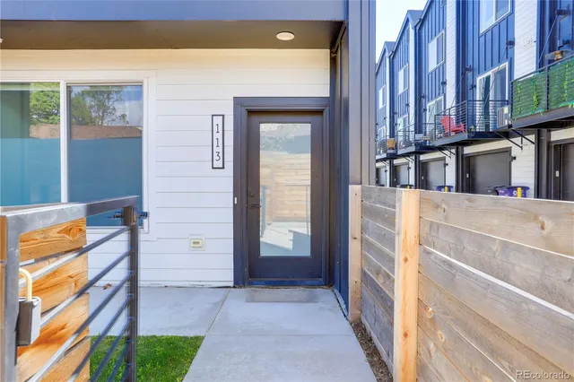 a view of an entryway with patio