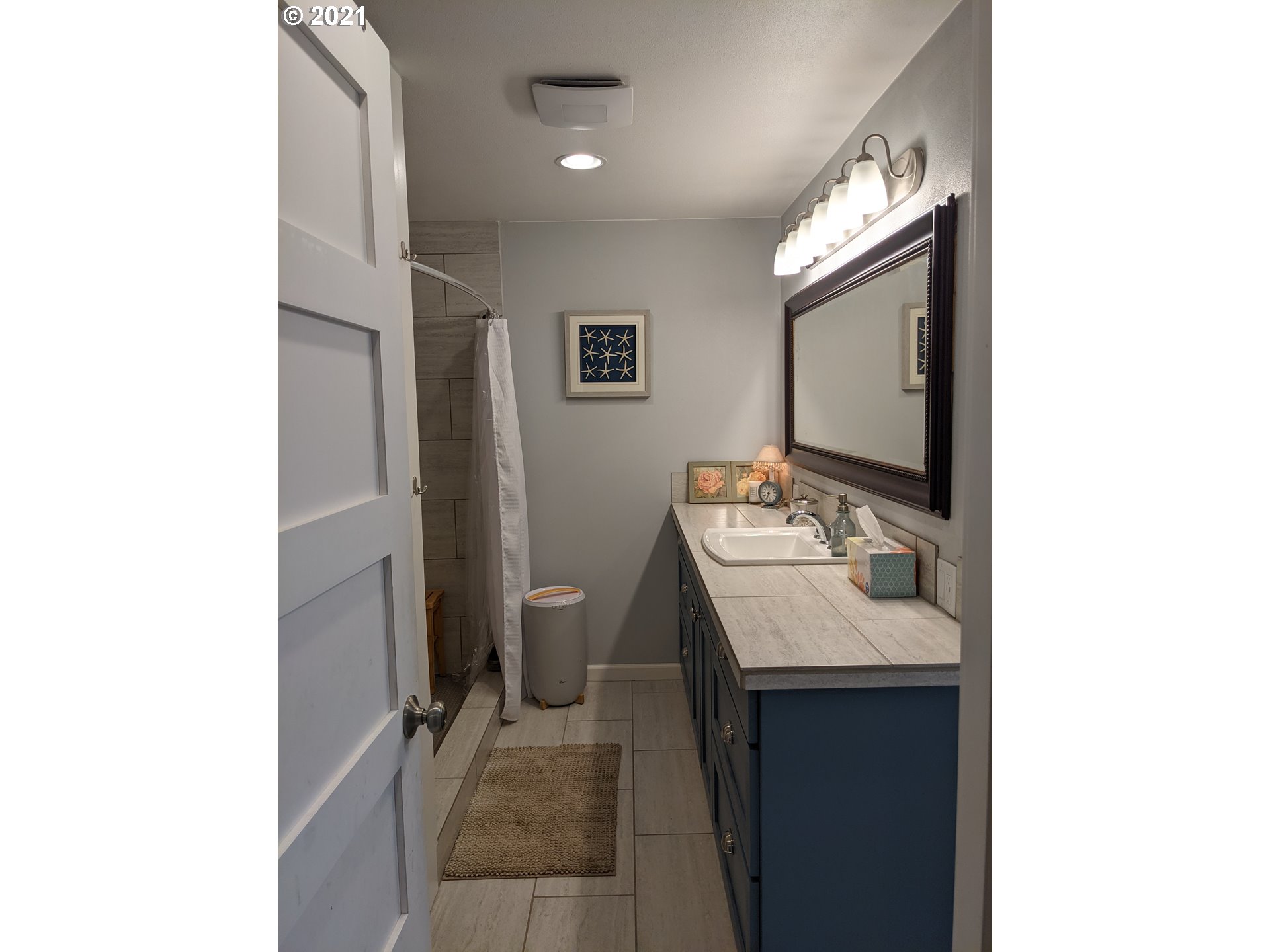 27225 Dave Road Canby, OR 97013 - Photo 17 of 31 a bathroom with a sink and a mirror