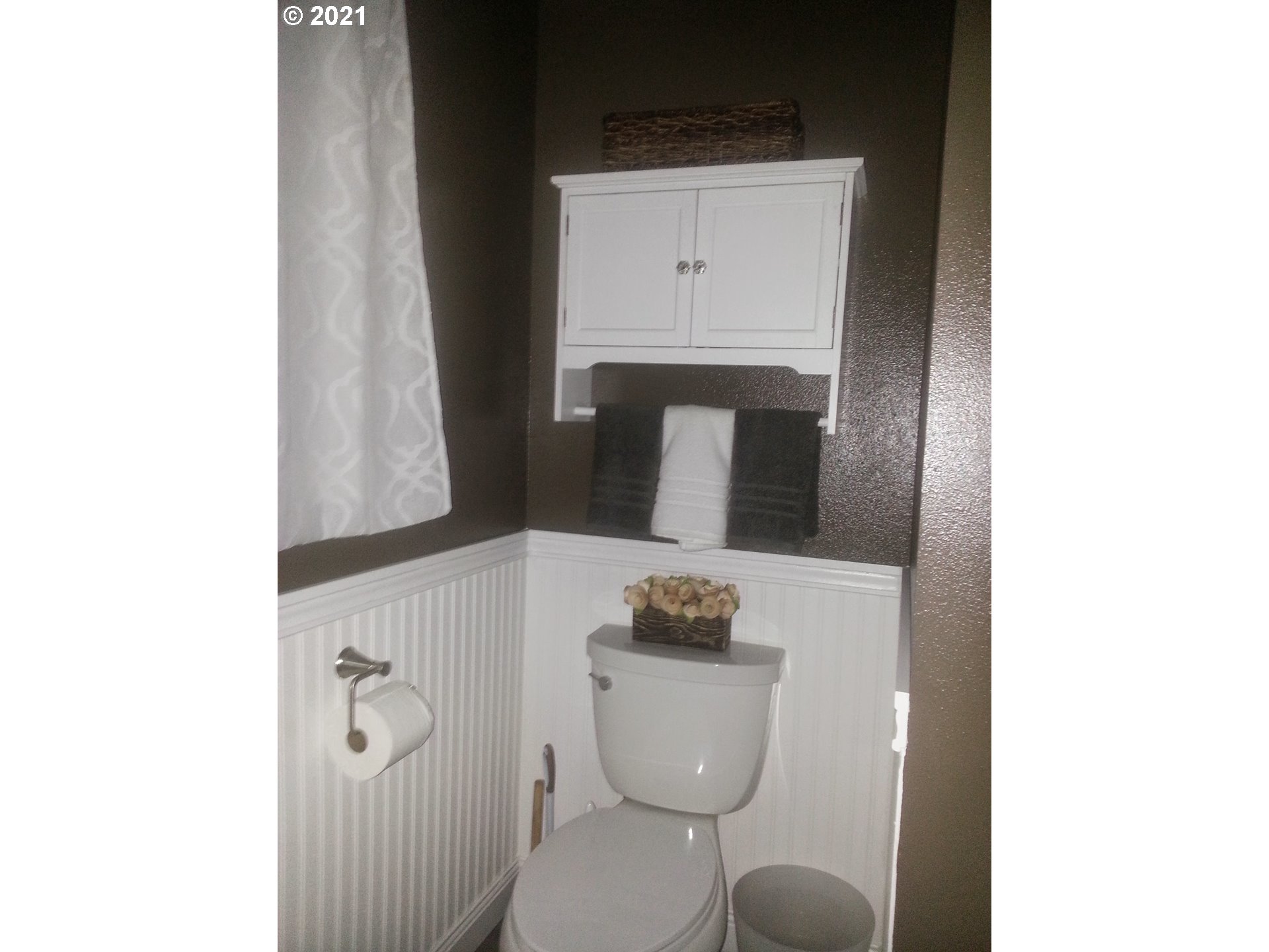 27225 Dave Road Canby, OR 97013 - Photo 19 of 31 a bathroom with a toilet and a sink
