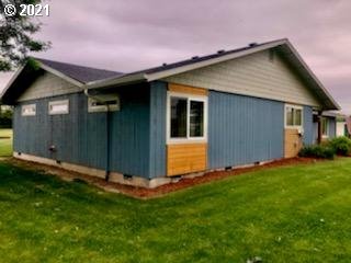 27225 Dave Road Canby, OR 97013 - Photo 4 of 31 a backyard of a house with lots of green space