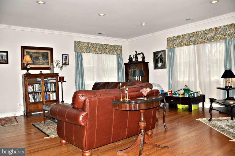 1233 Shenandoah Road Alexandria, VA 22308 - Photo 11 of 30 Family Room