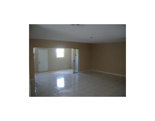8879 Southwest 9th Street Boca Raton, FL 33433 - Photo 2 of 5 Interior Space/Layout