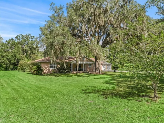 a view of a house with a yard