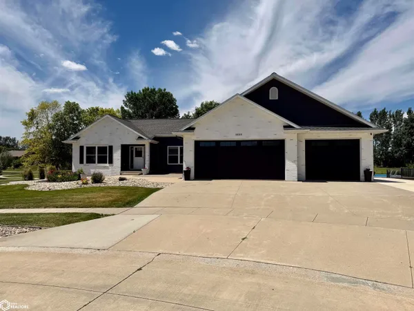 $774,900 | 1611 Willow Street, Clear Lake, IA 50428