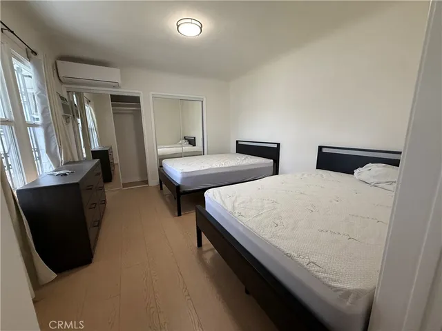 a room with two bed and a mirror