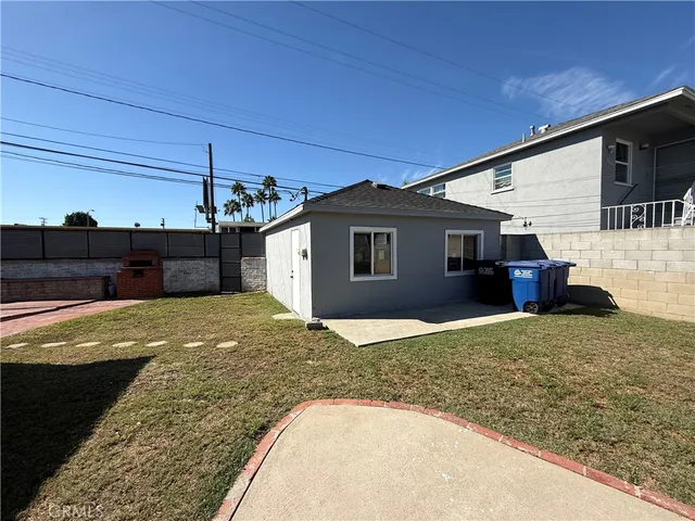 a view of a backyard of the house