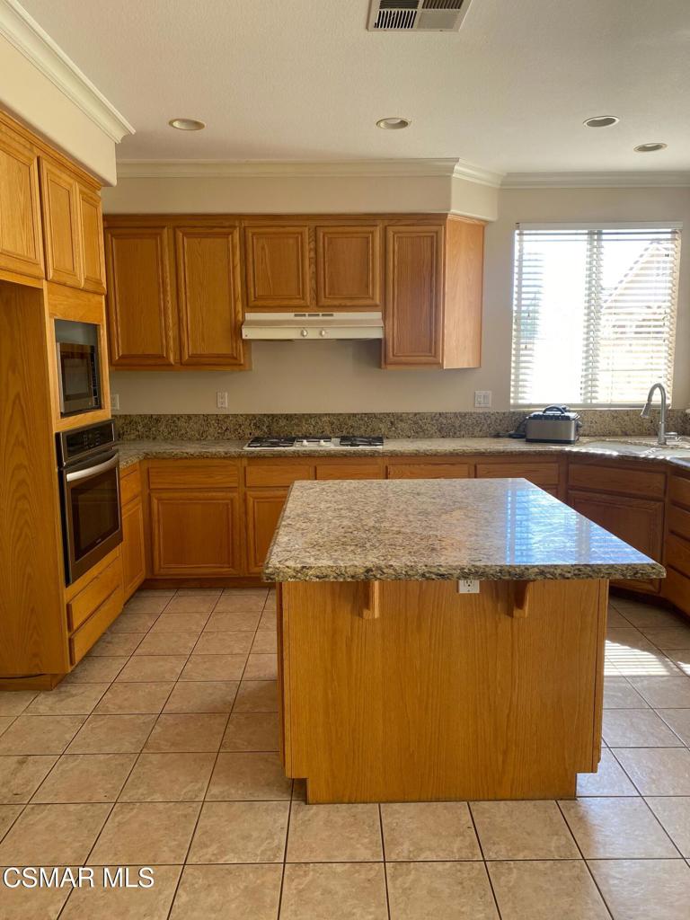 2559 Parade Avenue Simi Valley, CA 93063 - Photo 3 of 19