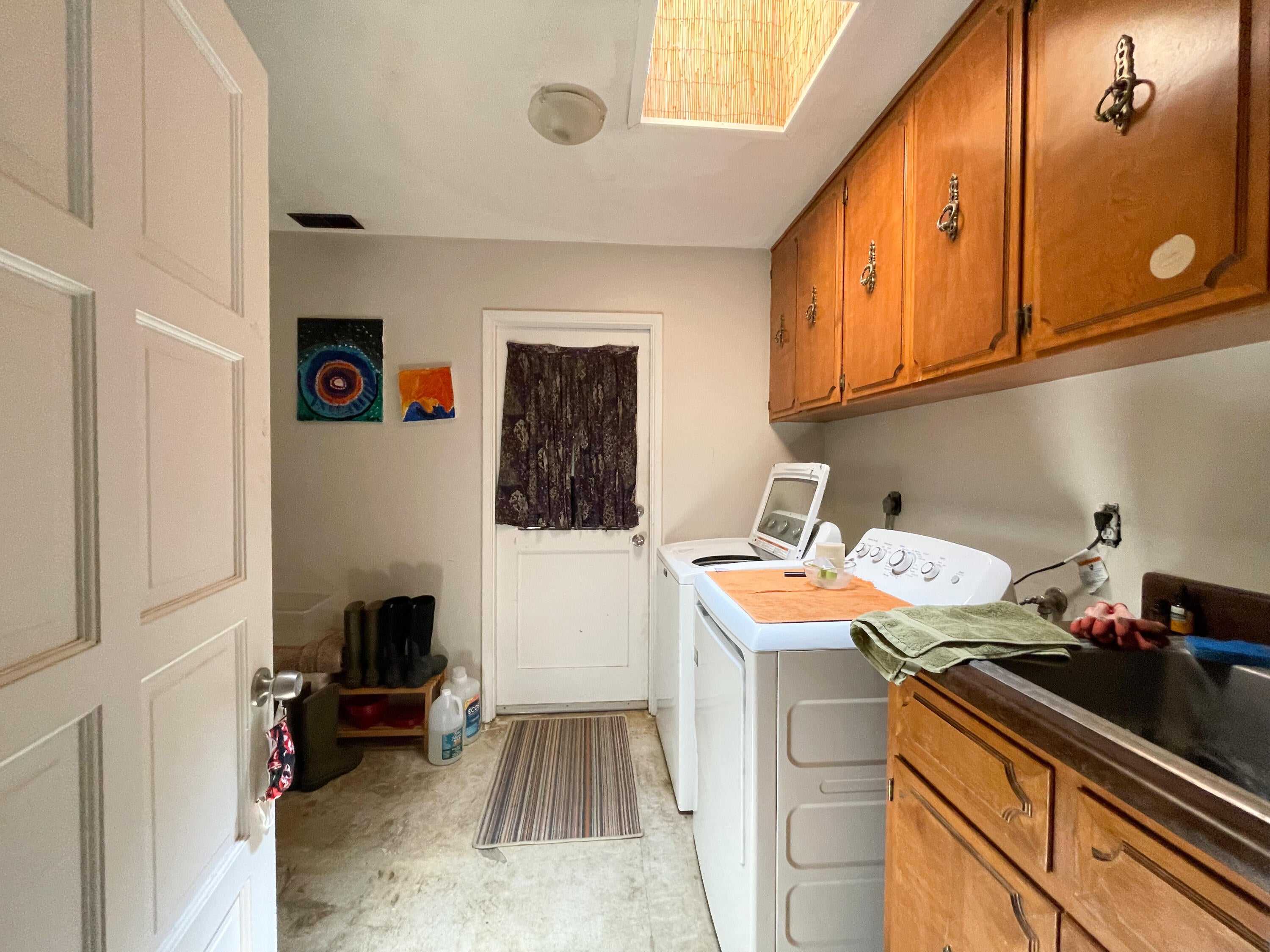 9222 North Applegate Road Grants Pass, OR 97527 - Photo 13 of 30 Laundry Room2