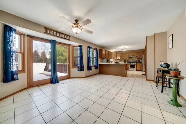 a view of livingroom with furniture