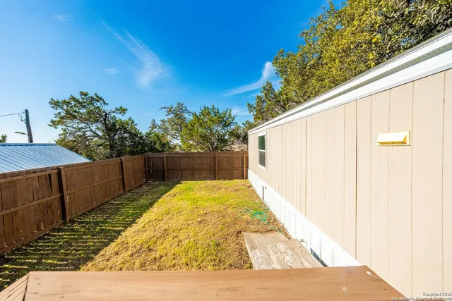 a view of a backyard