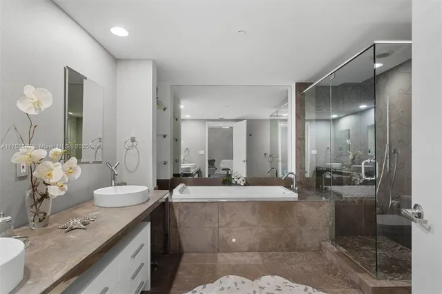 $6,100 | 495 Brickell Avenue, Unit 805, Miami, FL 33131