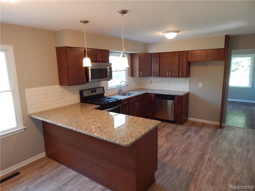 11240 Tipsico Lake Road Fenton, MI 48430 - Photo 11 of 43 DSCN5112.JPG