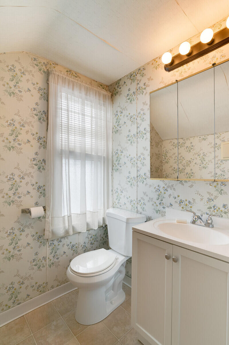 2405 State Street La Crosse, WI 54601 - Photo 22 of 31 22_2405StateSt_Bathroom1_1_mls