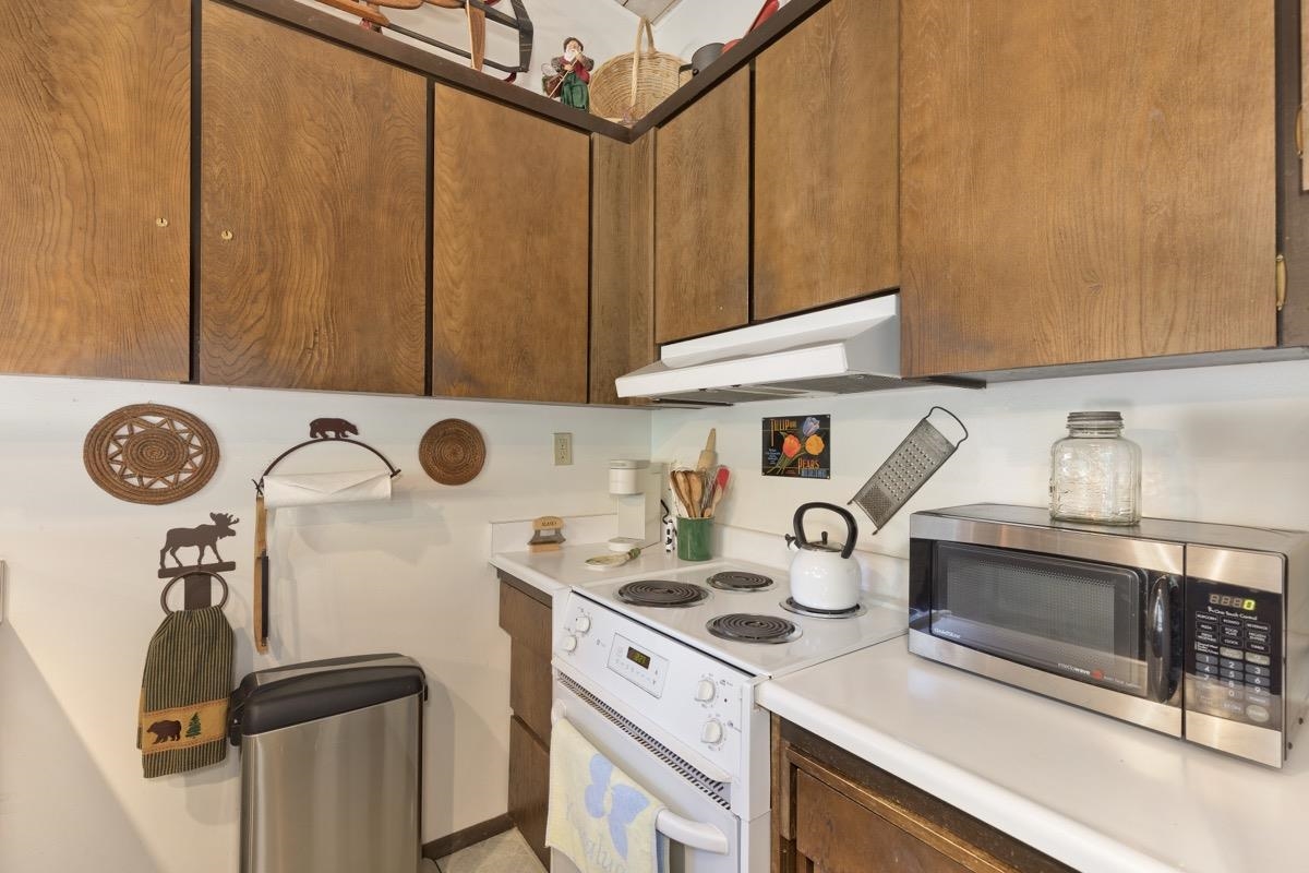 44 Tyrol Lane, Unit 209 Mammoth Lakes, CA 93546 - Photo 11 of 31 a utility room with dryer and washer