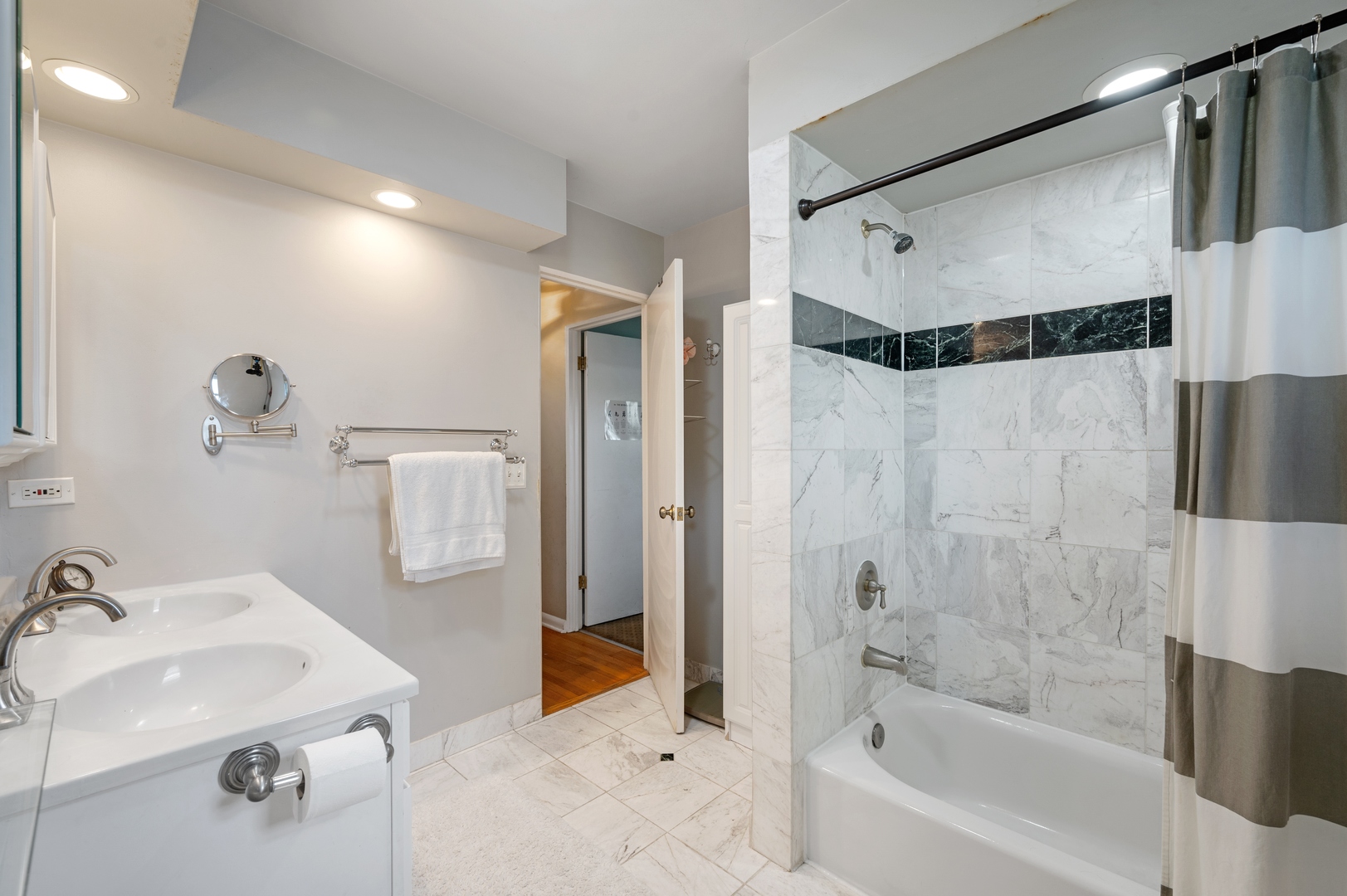 421 Locust Road Wilmette, IL 60091 - Photo 18 of 24