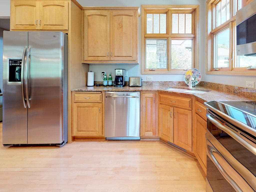 292 Grace Pointe Court Wayzata, MN 55391 - Photo 4 of 25