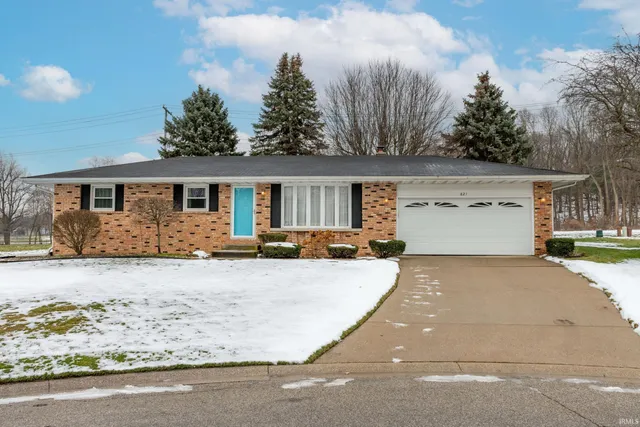 $279,000 | 821 Greenmount Court, Mishawaka, IN 46544