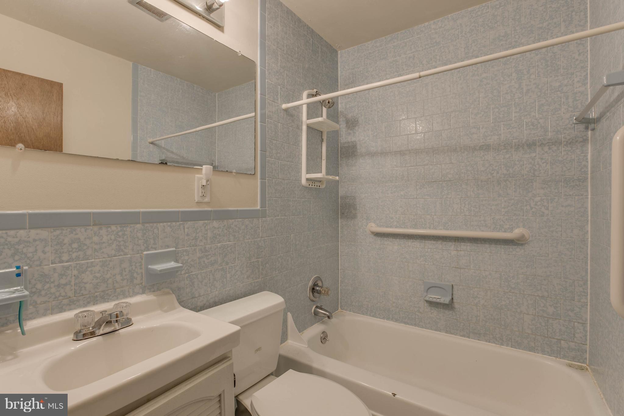 957 Elm Road Baltimore, MD 21227 - Photo 17 of 30 Bath (Master)