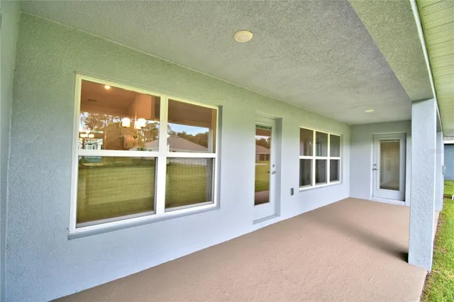 a view of an entryway of the house