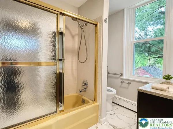 $2,350 | 909 Jackson Street, Unit 2, Easton, PA 18042