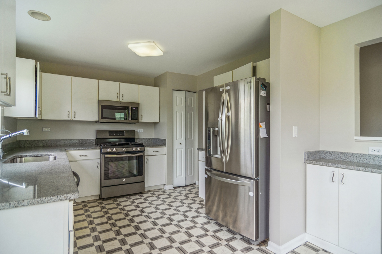 1075 Providence Lane Buffalo Grove, IL 60089 - Photo 5 of 10