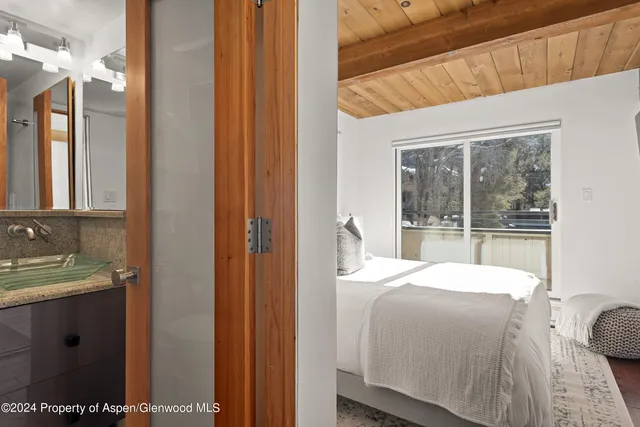a en suite bathroom with a sink and a mirror