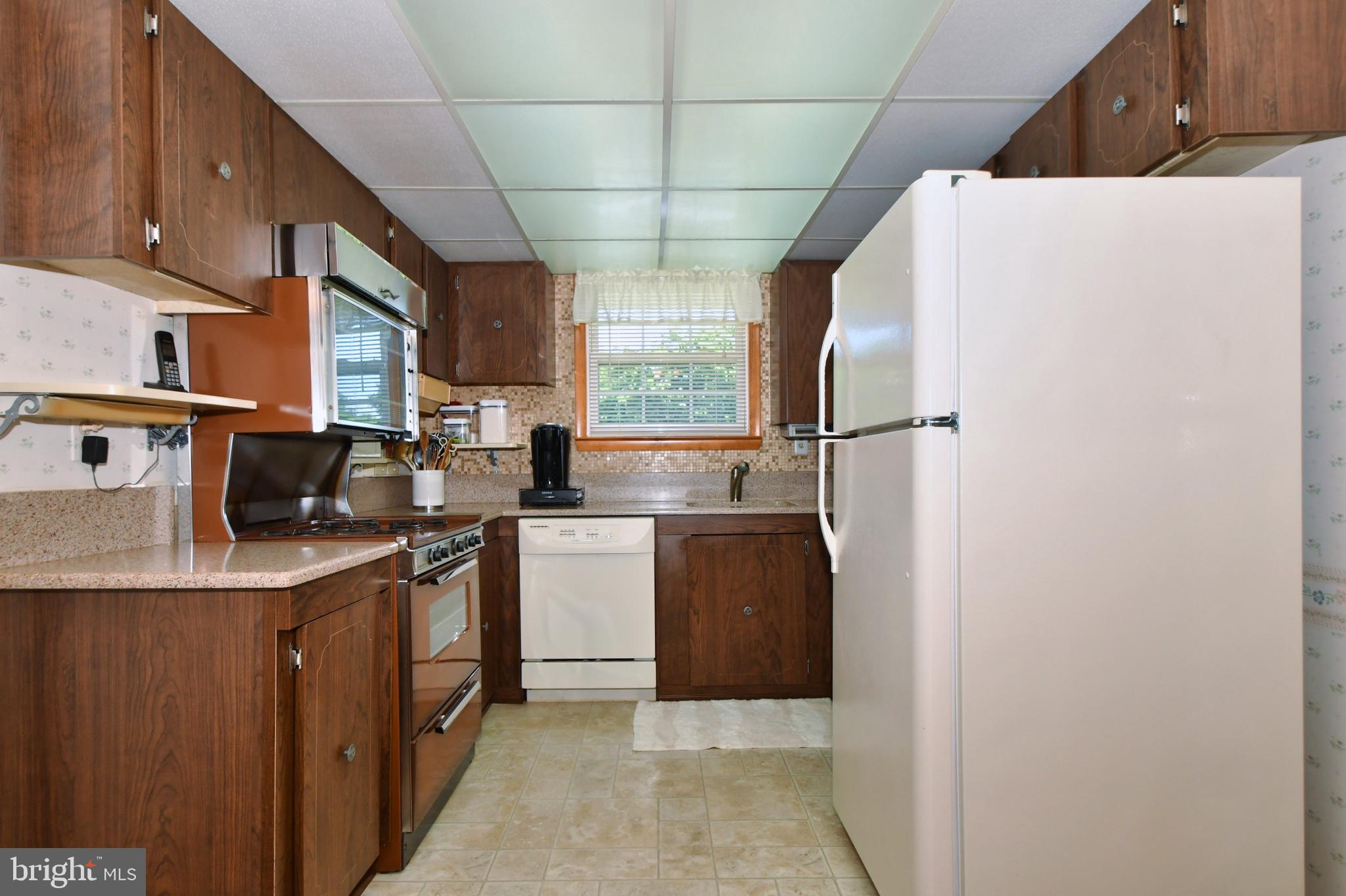 4421 Wynn Road Baltimore, MD 21236 - Photo 7 of 40 Kitchen with Silestone counters