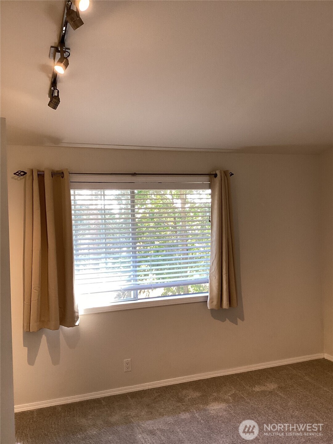 8512 242nd Street Southwest, Unit 4 Edmonds, WA 98026 - Photo 20 of 37