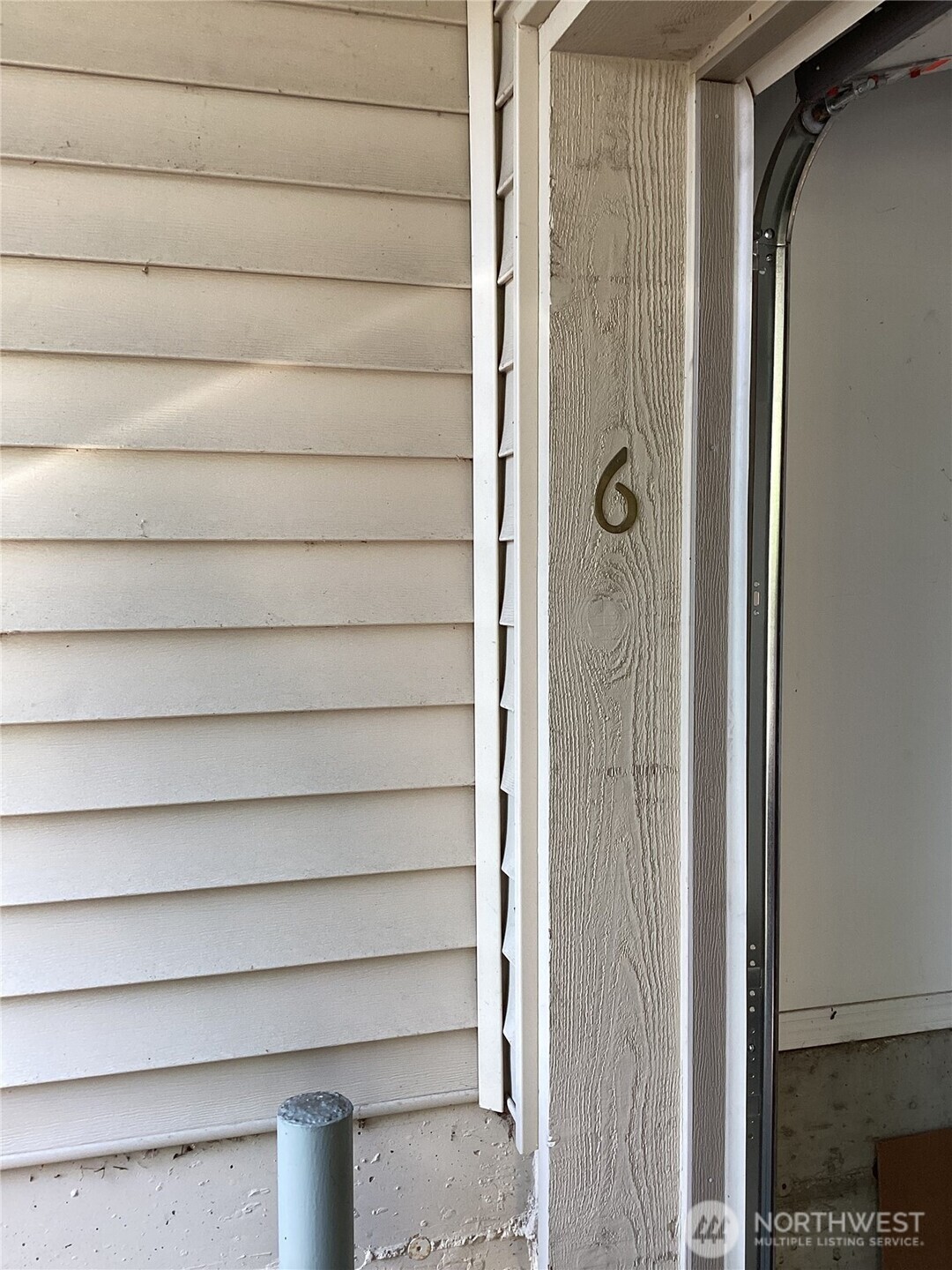 8512 242nd Street Southwest, Unit 4 Edmonds, WA 98026 - Photo 2 of 37