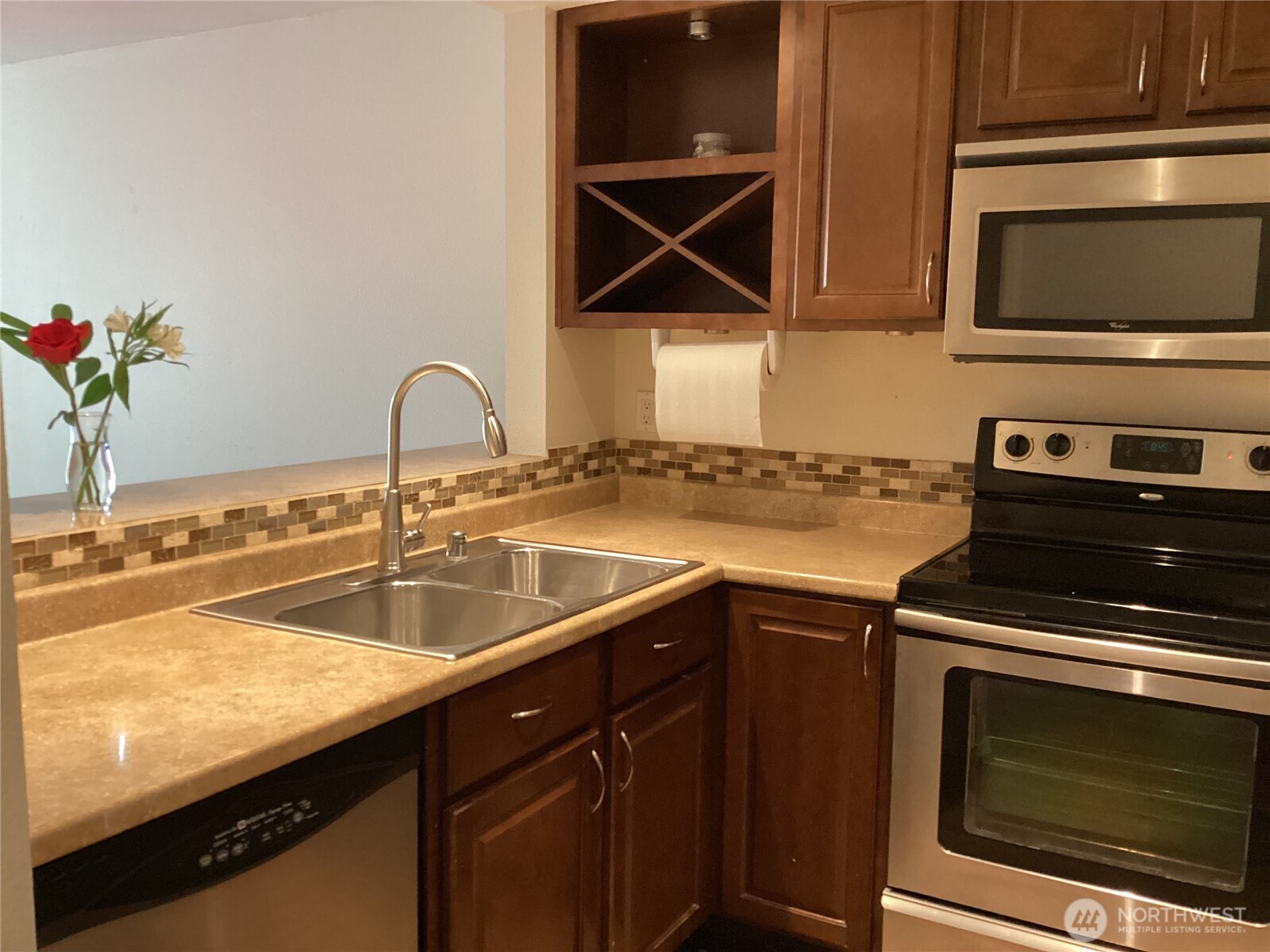 8512 242nd Street Southwest, Unit 4 Edmonds, WA 98026 - Photo 3 of 37