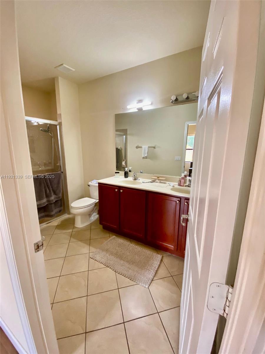4318 Southwest 164th Court Miami, FL 33185 - Photo 20 of 27 a bathroom with a sink a mirror and a bathtub