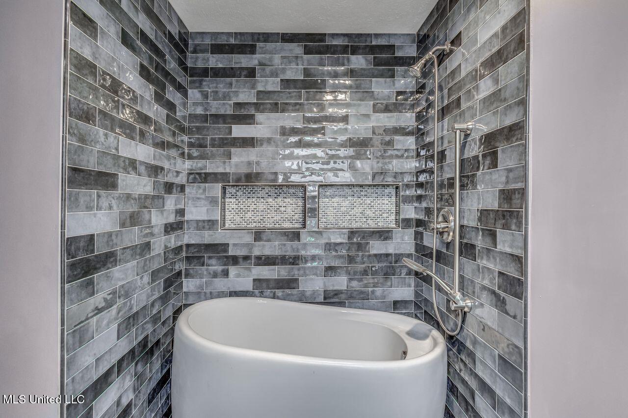 114 River Place Jackson, MS 39211 - Photo 11 of 13 Bath tub RP