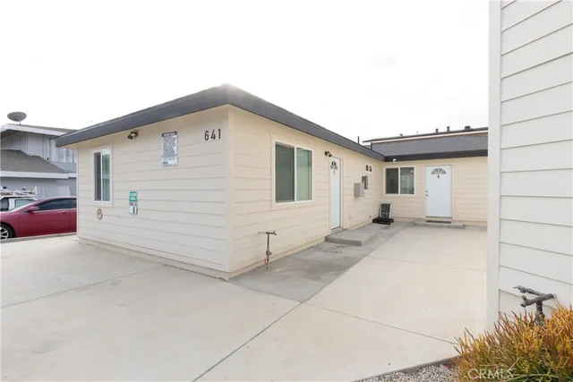 a view of a house with a backyard