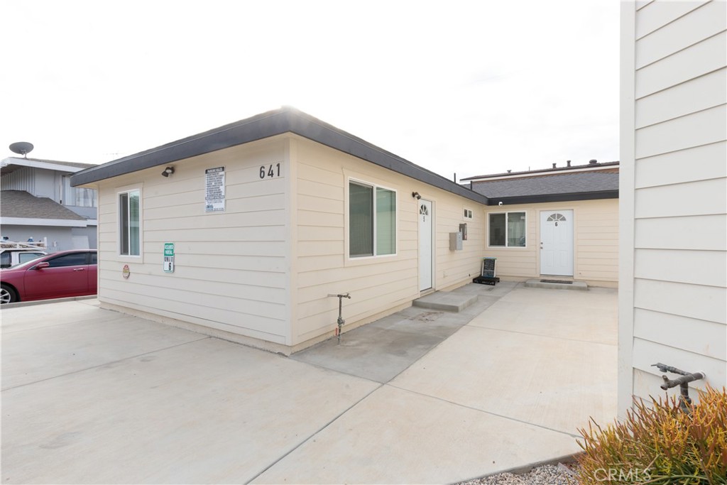 a view of a house with a backyard