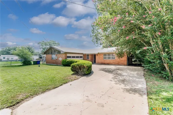 $260,000 | 116 East Wallace Street, Gonzales, TX 78629